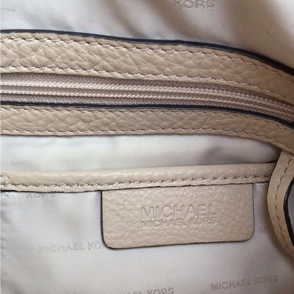 Michael Kors Raven Large Leather Shoulder Bag - Picture 11 of 12